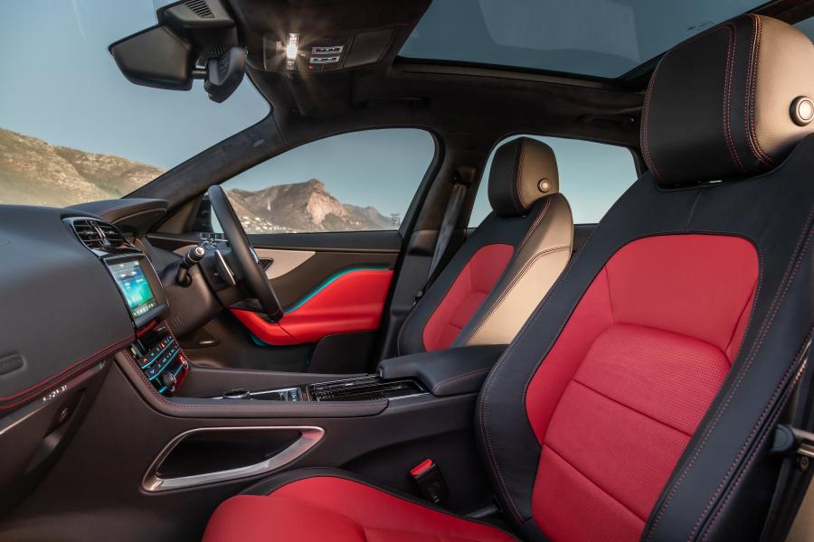 Интерьер Jaguar F-Pace 25d AWD Chequered Flag 2020 года  (ZA) (фото 20 из 37)
